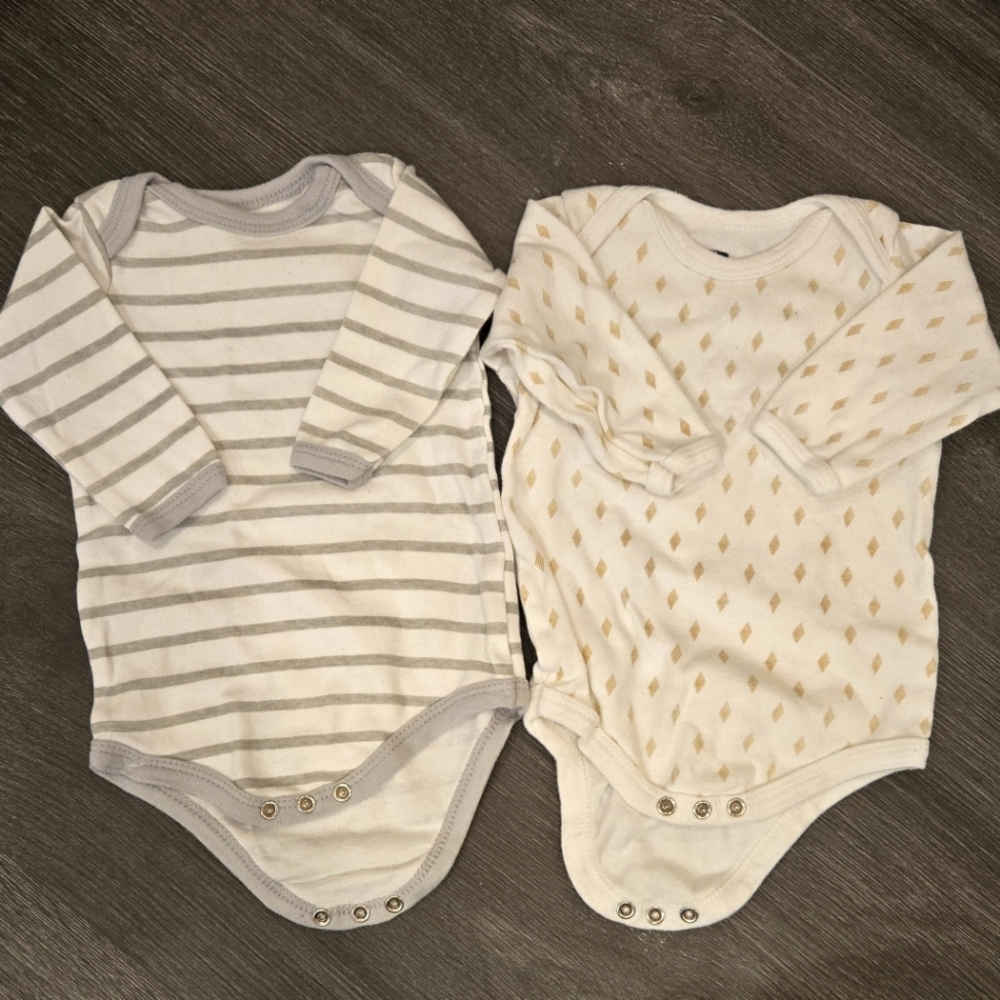 2 long sleeve bodysuits